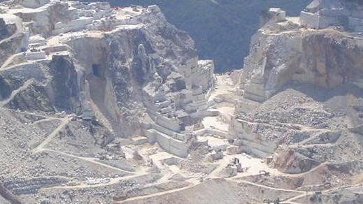 Furti alle cave nei magazzini degli attrezzi