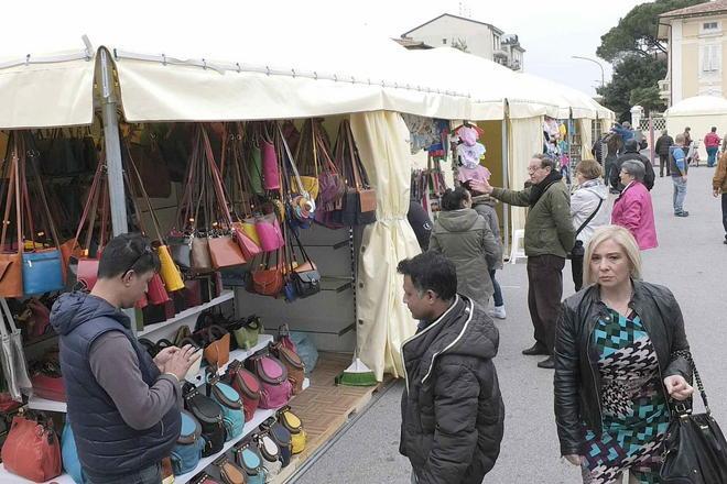 Inaugurate le bancarelle in piazza Manin 