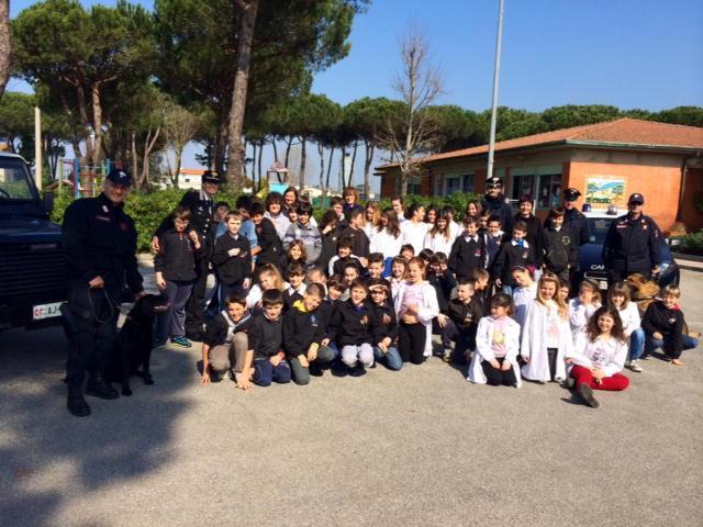 I carabinieri fanno lezione di legalità ai bimbi delle elementari di Torre del Lago 