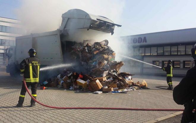 Autocompattatore dell’Asm a fuoco in via Galcianese 