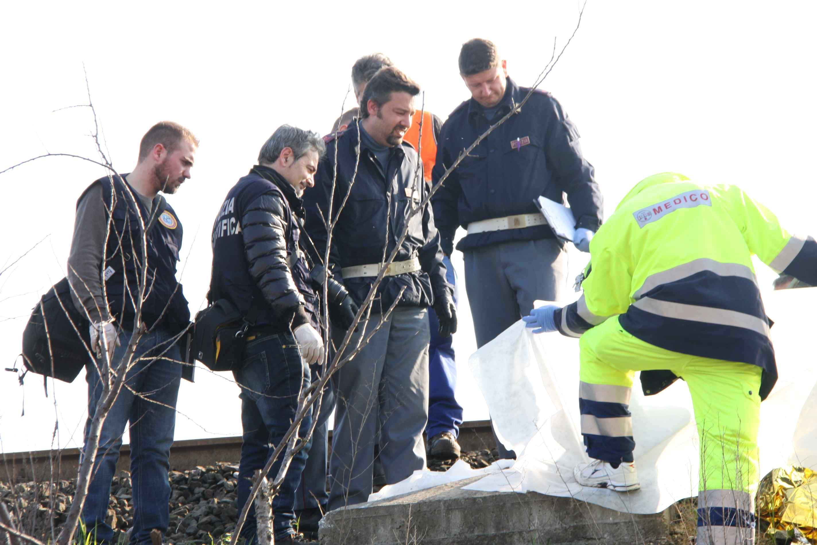 Ragazza si uccide gettandosi sotto al treno