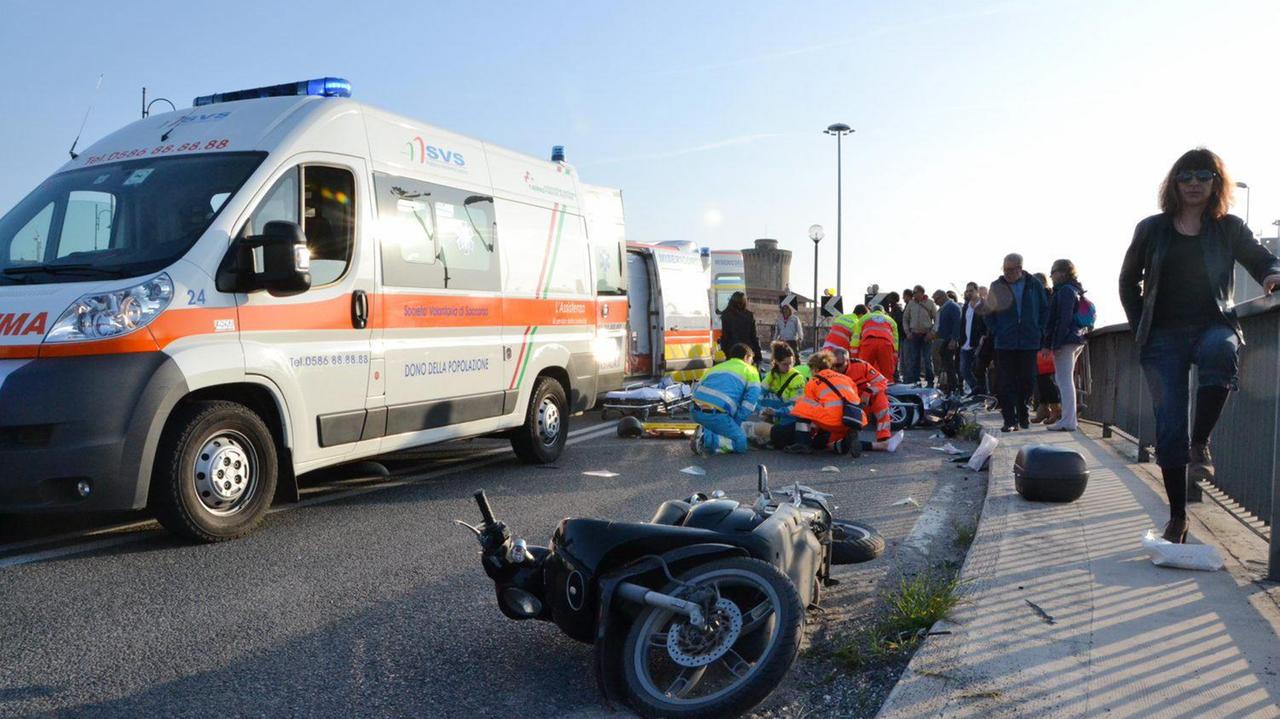 Incidente sul ponte Santa Trinita: tre i feriti, uno è grave