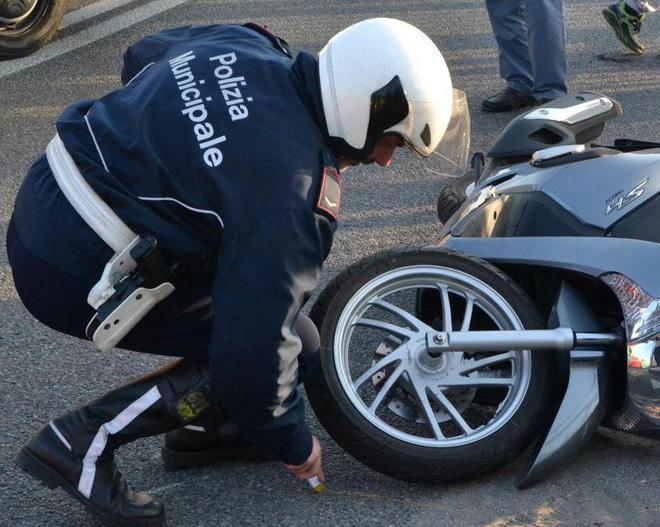 Travolto in scooter da un’auto che gli passa sopra 