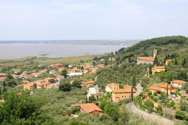 Una stazione elettrica nell'ex cava sopra Massaciuccoli 