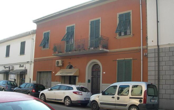 I ladri feriscono il cane alla gola 