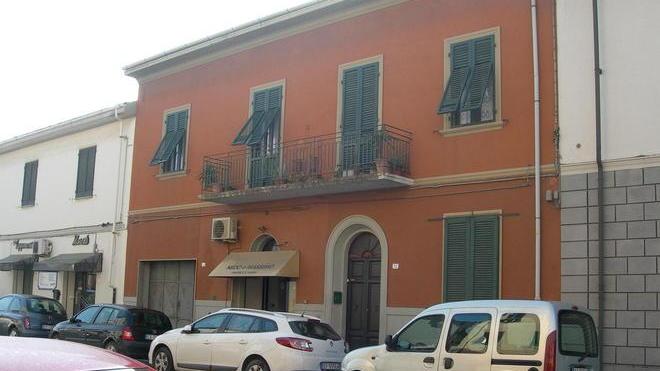 I ladri feriscono il cane alla gola