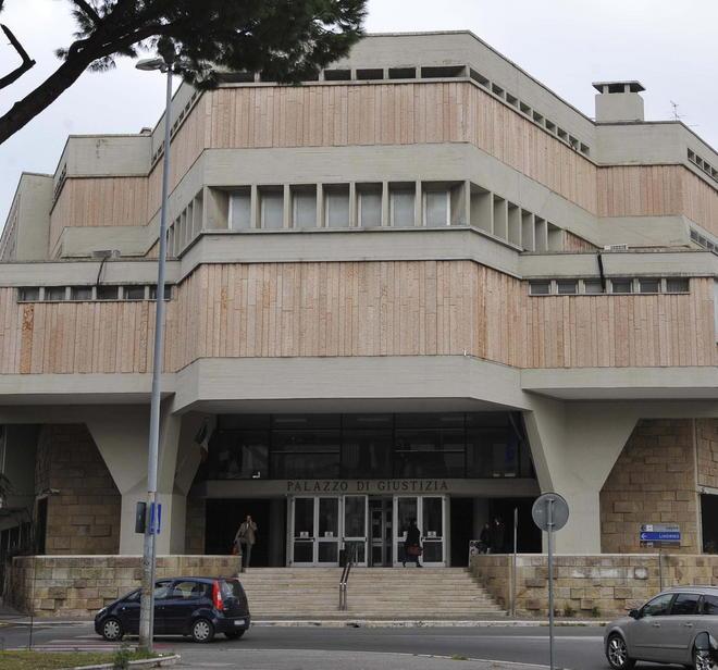 Abusa di una bimba, paga 140mila euro 