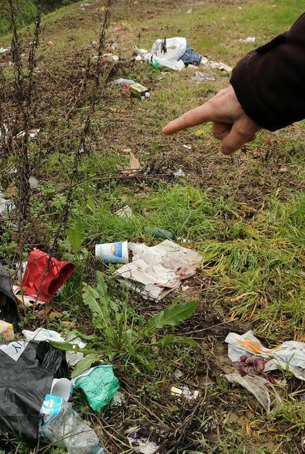 Si puliscono le strade da cartacce, sacchetti e rifiuti