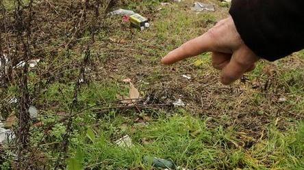 Si puliscono le strade da cartacce, sacchetti e rifiuti