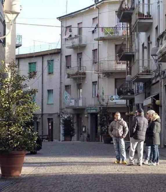 Appare la scritta «vergogna» per le fontane mai aperte