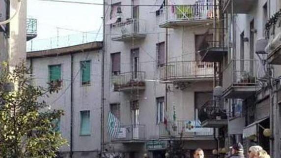 Appare la scritta «vergogna» per le fontane mai aperte