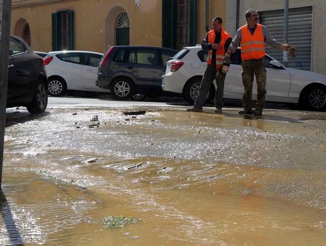 Via Puccini, tubazione ko allagamenti e famiglie a secco