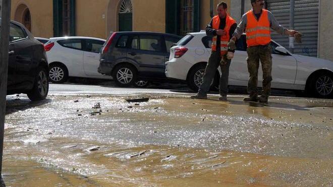 Via Puccini, tubazione ko allagamenti e famiglie a secco