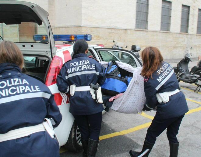 Blitz dei vigili al mercato sigilli a migliaia di oggetti 