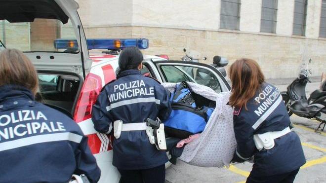 Blitz dei vigili al mercato sigilli a migliaia di oggetti