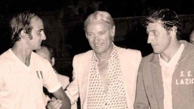 Un gagliardetto amaranto sul cuore di Martelli