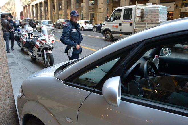 Mamma salva la figlia dall'investimento    "Auto contromano e sulla corsia dei bus"  