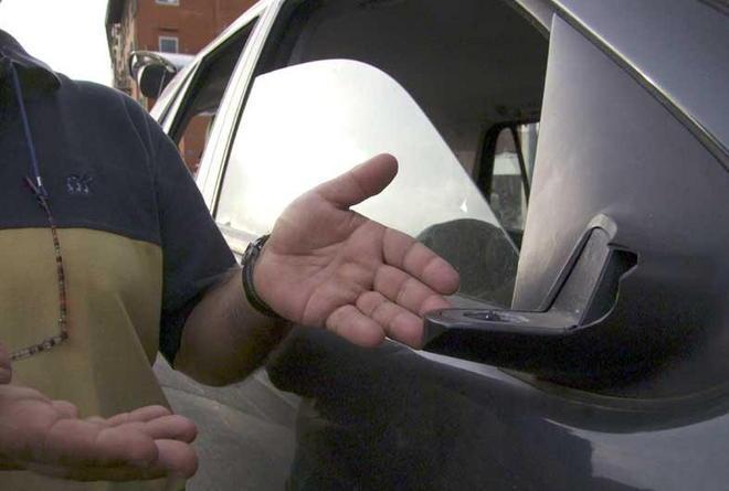 Truffe dello specchietto, allontanati due giovani 