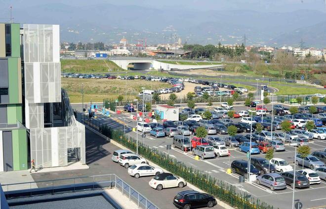Sosta a pagamento al San Jacopo, primo giorno di caos 