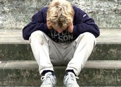 La mamma lo pesta a sangue: bimbo salvato dai compagni 