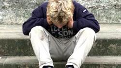 La mamma lo pesta a sangue: bimbo salvato dai compagni