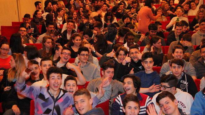 Lella Costa parla di femminicidio a settecento studenti