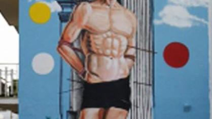 Provocazione d’artista: patrono con boxer