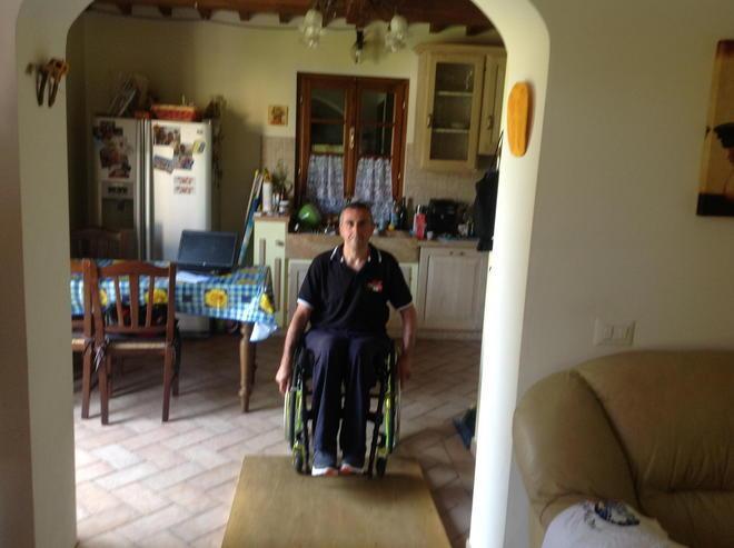 Vive “prigioniero” su una sedia a rotelle che lo costringe in casa 