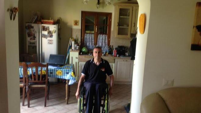 Vive “prigioniero” su una sedia a rotelle che lo costringe in casa