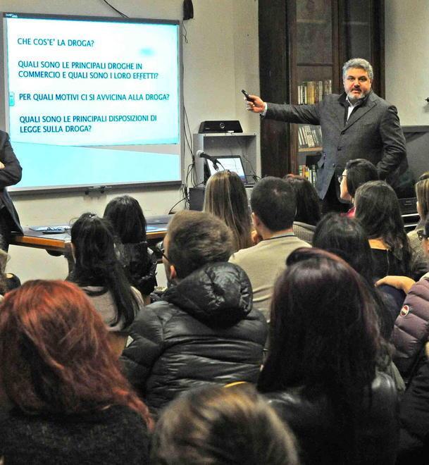 Cannabis in classe, la preside difende il liceo 