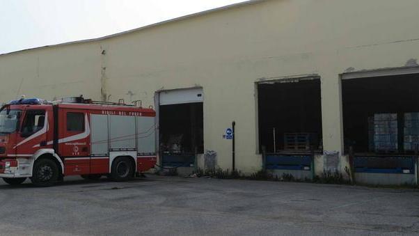 Incendio nella ditta che ricicla detersivi