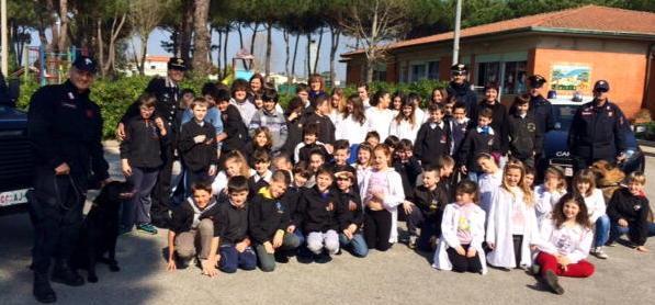 I bambini incontrano i carabinieri 