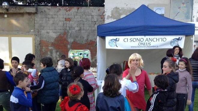Sorrisi e solidarietà giocando a tennis