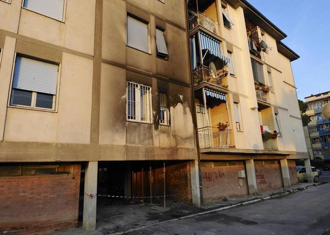 Uno degli incendi scoppiati a Barbanella (foto Bf)
