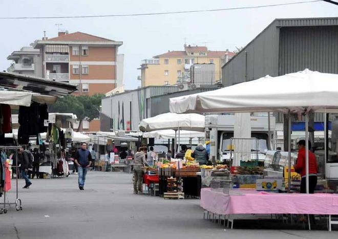 E sulla sede del mercato gli ambulanti si dividono