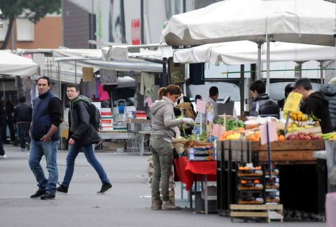 Firme in Comune per i banchi alla Prada 