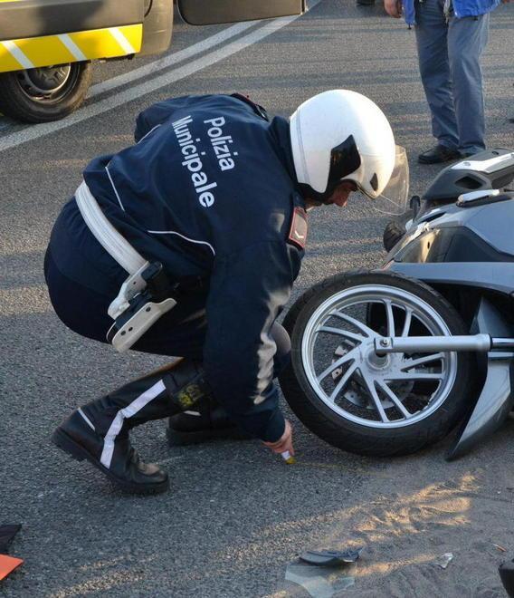 Scontro fra motorini tre feriti, uno è grave 