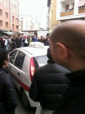 Cerca di strappare la catenina a un anziano, rom rischia linciaggio 