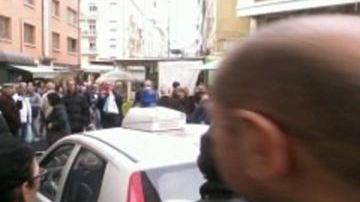 Cerca di strappare la catenina a un anziano, rom rischia linciaggio