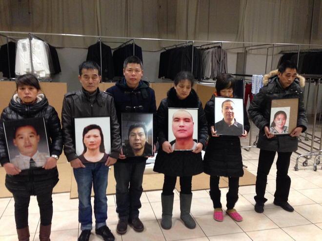 La confezionista è volata in Cina e ha offerto 110.000 euro alle famiglie degli operai morti 