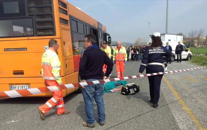 Muore al mercato mentre tenta di salire sul bus navetta 