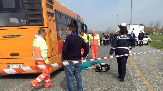 Muore al mercato mentre tenta di salire sul bus navetta