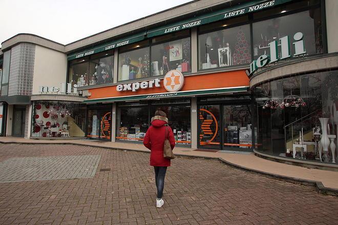 Molestava i clienti all’uscita del supermercato, fermato 