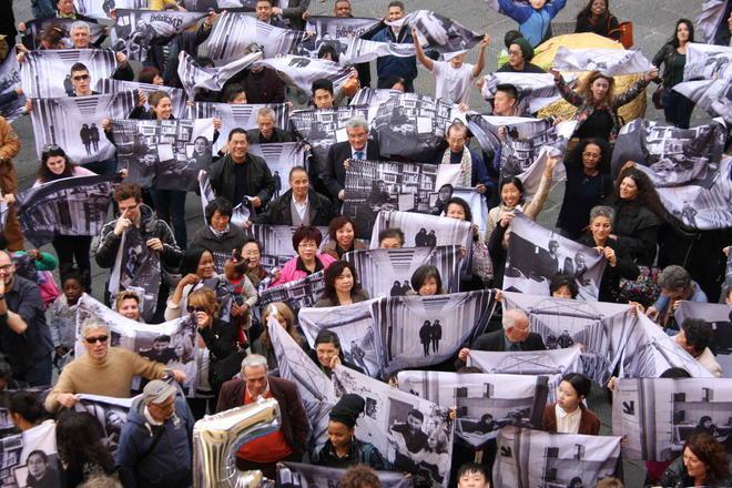 Tutti in piazza del Comune per la foto numero 100 di Facewall 