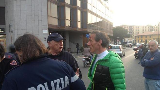 Volo di sette metri: cade nei fossi, salvato da passanti e polizia