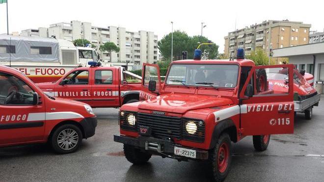 Auto senza freno tirato: cade sopra a un tetto