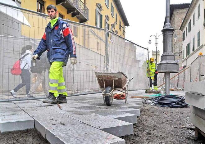 Più soldi a scuole e mense e nuovi lavori sulle strade