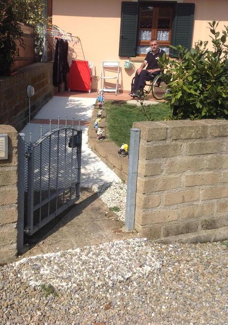 «Vivo da prigioniero su una sedia a rotelle che mi obbliga in casa» 