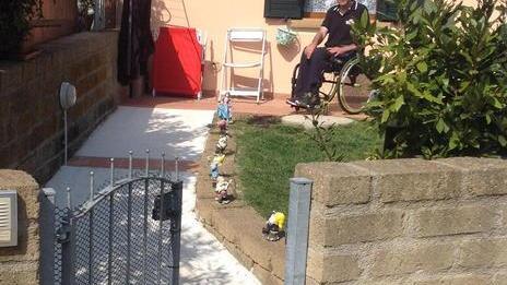 «Vivo da prigioniero su una sedia a rotelle che mi obbliga in casa»