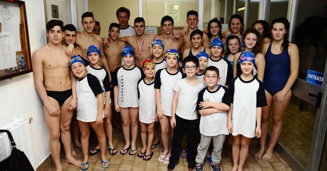 Nuoto: 4 ori, 2 argenti e 4 bronzi per gli atleti cecinesi di Antonelli